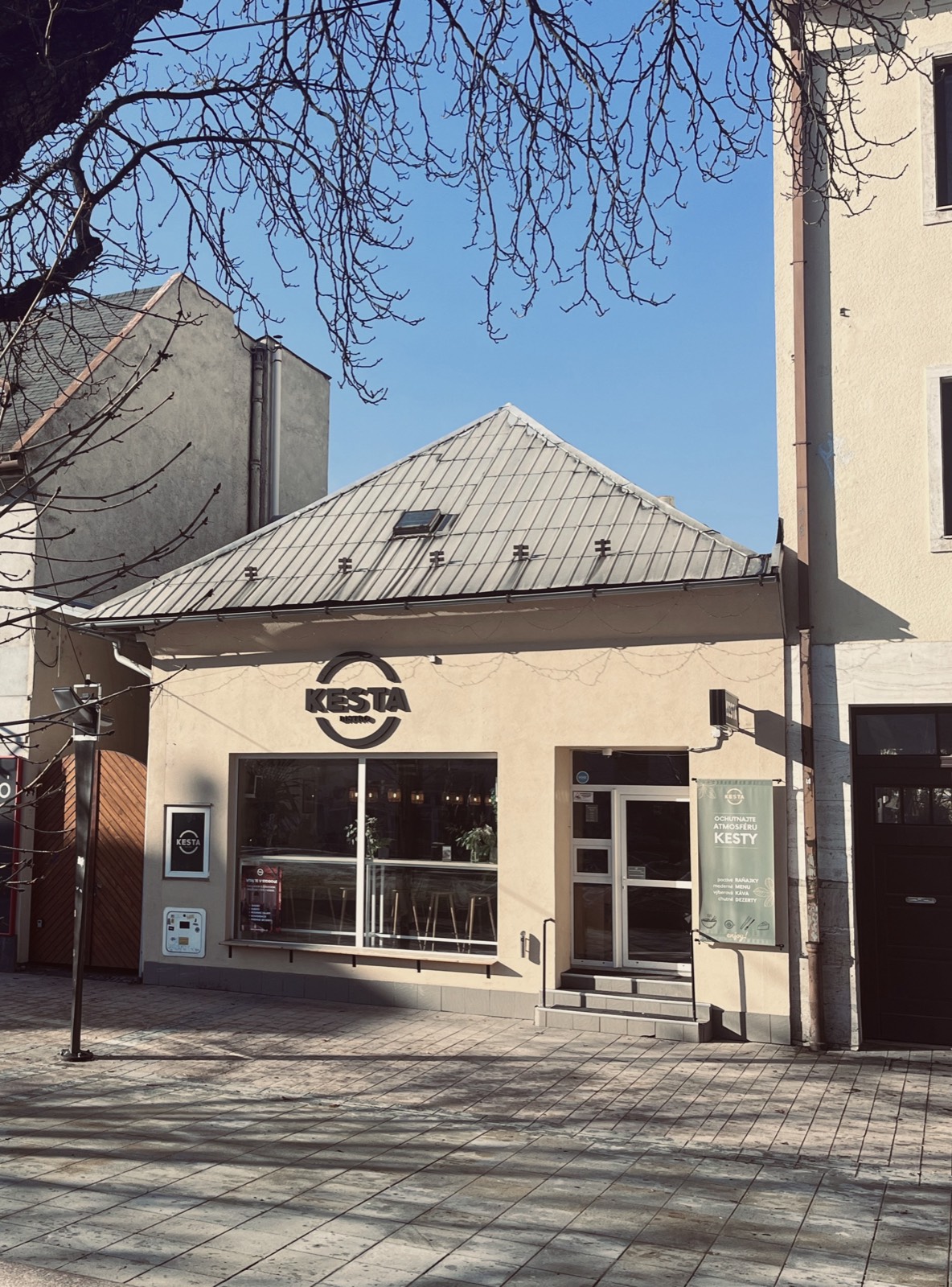 Vchod do kaviarne Kesta Bistro na Ul. 29. augusta v Martine